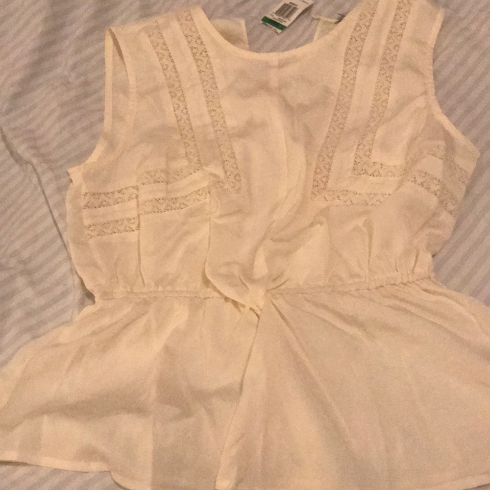 Peplum short sleeve embroidered blouse.
